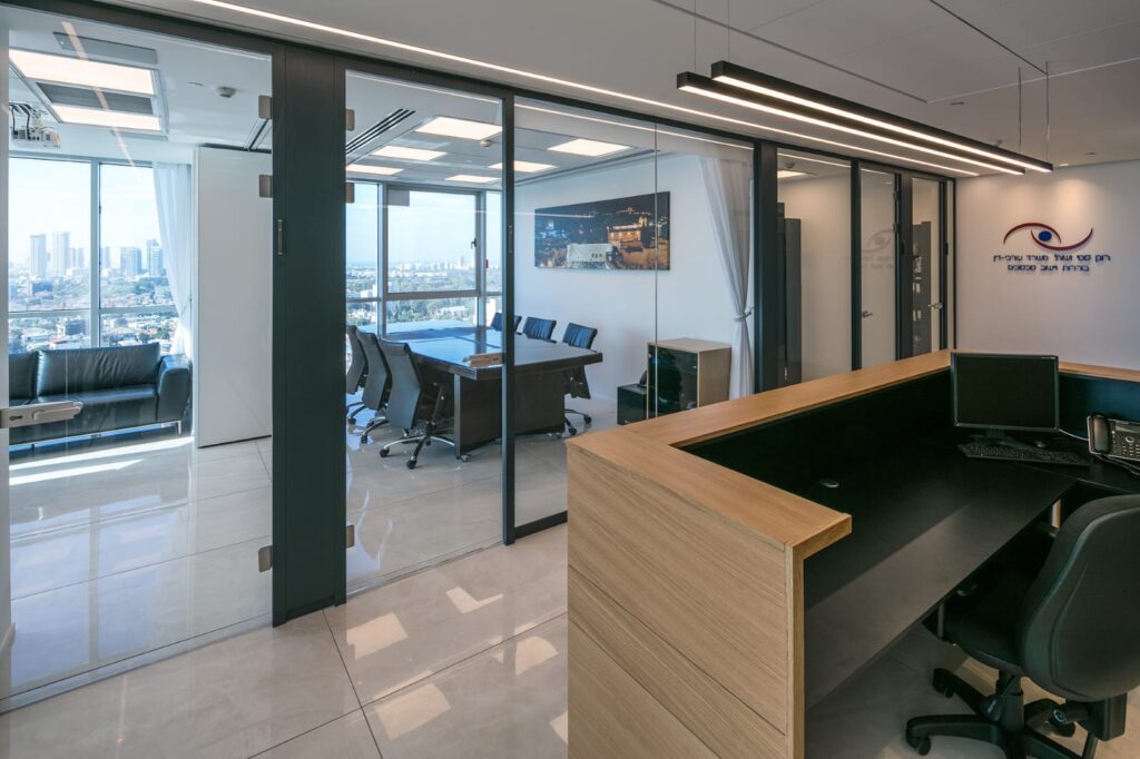 למכירה משרד קיים במגדל משרדים מפואר, בקומה 18 עם נוף לים.