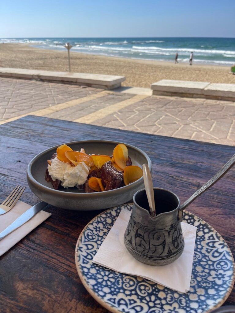 מוצע למכירה מגרש בקפריסין 400 מטר מהים לבניית 11 וילות.