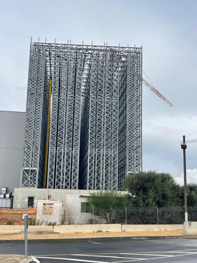 מוצע למכירה או להשכרה חלקית: מרלו”ג במרכז הארץ על שטח 7 דונם, בנוי כ 20 אלף מ”ר