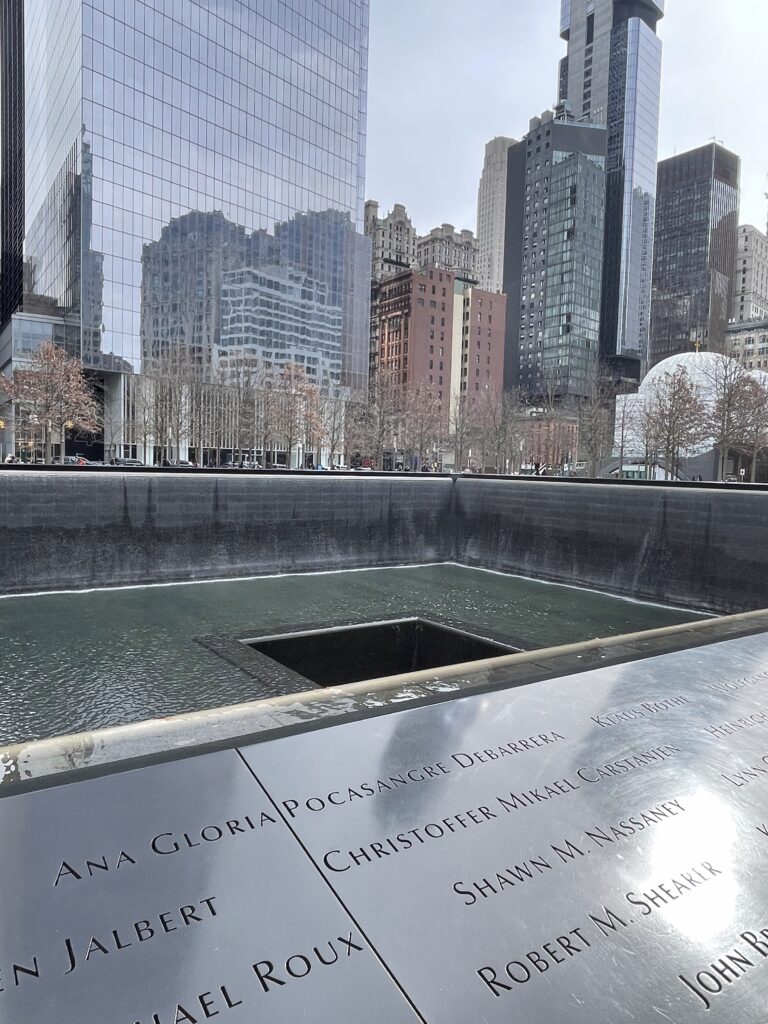 מוצע למכירה במרכז הארץ, מבנה מסחרי ומשרדים, קיים ומושכר.