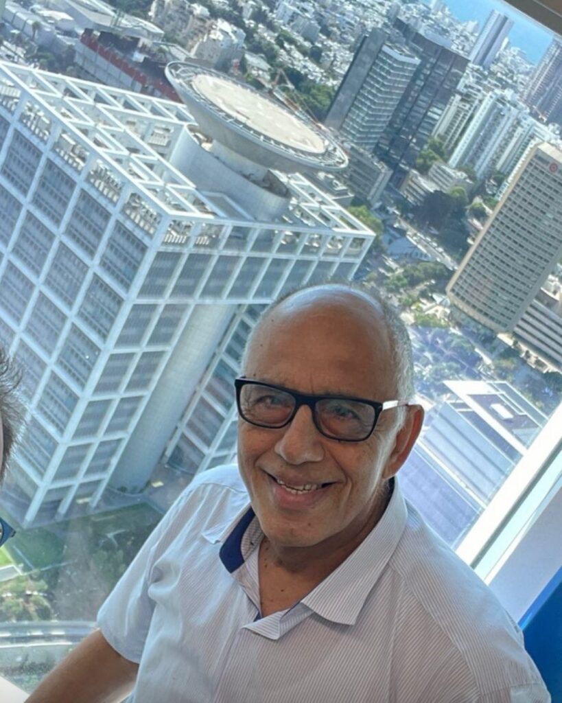 מוצע למכירה, קניון פעיל עם 8.5% תשואה.