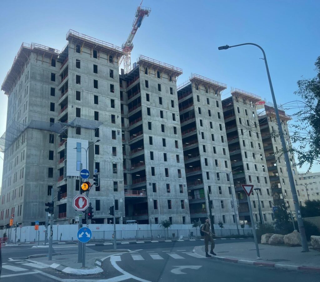 מחפש לרכישה: בתי אבות פעילים.