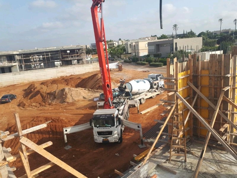 מוצעת למכירה חברה בתחום התשתיות.