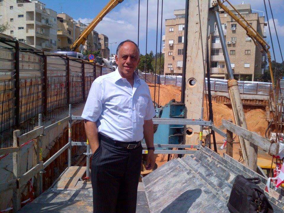 In a pastoral community in central Israel, near Rishon LeZion, a plot of approximately 1,000 square meters is offered for sale
